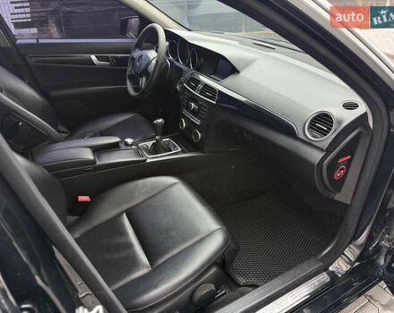 Черный Мерседес Ц-Класс, объемом двигателя 2.15 л и пробегом 261 тыс. км за 9199 $, фото 19 на Automoto.ua