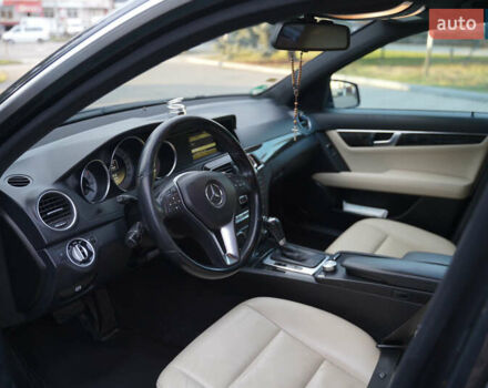 Черный Мерседес Ц-Класс, объемом двигателя 2.2 л и пробегом 357 тыс. км за 11250 $, фото 44 на Automoto.ua