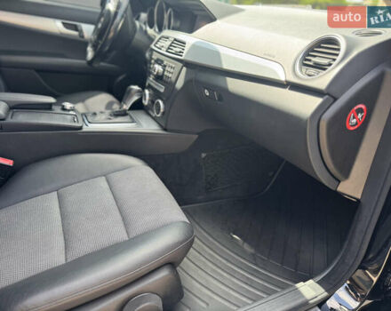 Черный Мерседес Ц-Класс, объемом двигателя 2.2 л и пробегом 289 тыс. км за 9900 $, фото 47 на Automoto.ua