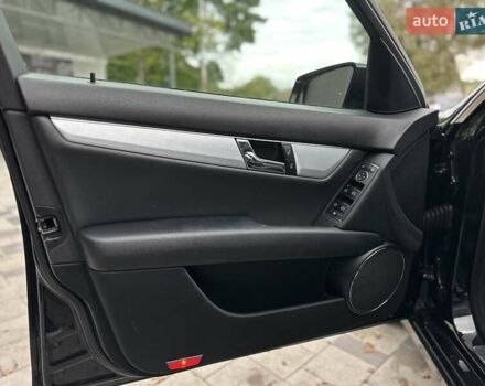 Черный Мерседес Ц-Класс, объемом двигателя 2.2 л и пробегом 245 тыс. км за 10200 $, фото 10 на Automoto.ua