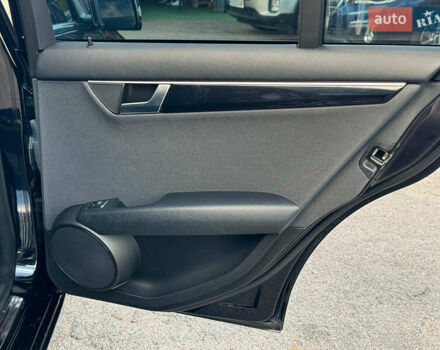 Чорний Мерседес Ц-Клас, об'ємом двигуна 2.2 л та пробігом 240 тис. км за 10000 $, фото 16 на Automoto.ua