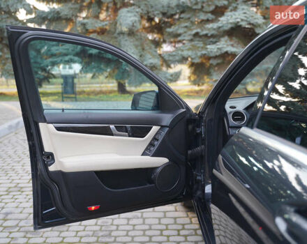 Черный Мерседес Ц-Класс, объемом двигателя 2.2 л и пробегом 357 тыс. км за 11250 $, фото 40 на Automoto.ua