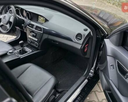 Чорний Мерседес Ц-Клас, об'ємом двигуна 2.14 л та пробігом 260 тис. км за 9700 $, фото 4 на Automoto.ua