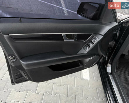 Черный Мерседес Ц-Класс, объемом двигателя 2.15 л и пробегом 261 тыс. км за 9199 $, фото 14 на Automoto.ua