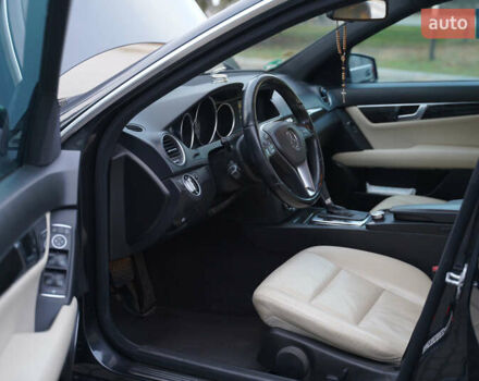 Черный Мерседес Ц-Класс, объемом двигателя 2.2 л и пробегом 357 тыс. км за 11250 $, фото 14 на Automoto.ua