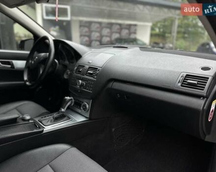 Черный Мерседес Ц-Класс, объемом двигателя 2.2 л и пробегом 245 тыс. км за 10200 $, фото 2 на Automoto.ua