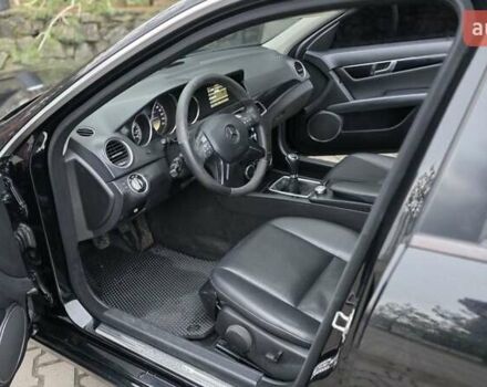 Чорний Мерседес Ц-Клас, об'ємом двигуна 2.14 л та пробігом 260 тис. км за 9700 $, фото 7 на Automoto.ua