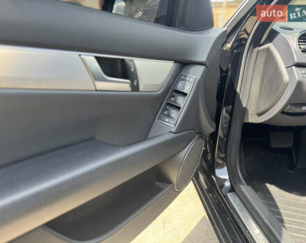 Чорний Мерседес Ц-Клас, об'ємом двигуна 2.2 л та пробігом 289 тис. км за 10950 $, фото 44 на Automoto.ua