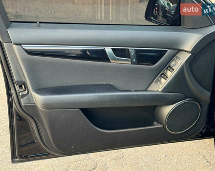 Чорний Мерседес Ц-Клас, об'ємом двигуна 2.2 л та пробігом 240 тис. км за 10000 $, фото 11 на Automoto.ua