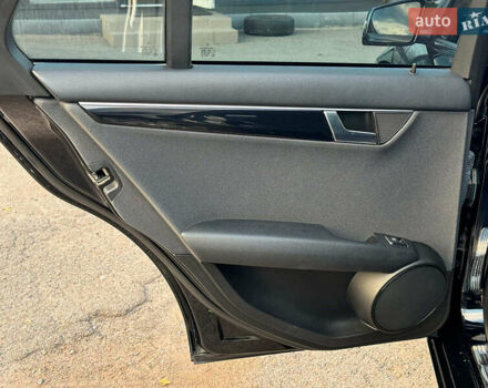 Чорний Мерседес Ц-Клас, об'ємом двигуна 2.2 л та пробігом 240 тис. км за 10000 $, фото 17 на Automoto.ua