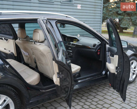 Черный Мерседес Ц-Класс, объемом двигателя 2.2 л и пробегом 357 тыс. км за 11250 $, фото 17 на Automoto.ua