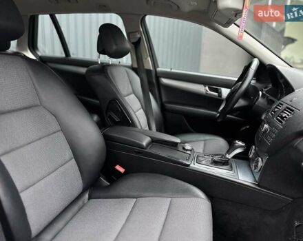 Черный Мерседес Ц-Класс, объемом двигателя 2.2 л и пробегом 245 тыс. км за 10200 $, фото 6 на Automoto.ua