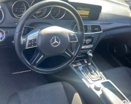 Черный Мерседес Ц-Класс, объемом двигателя 2.1 л и пробегом 357 тыс. км за 9999 $, фото 12 на Automoto.ua