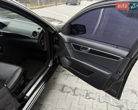 Черный Мерседес Ц-Класс, объемом двигателя 2.15 л и пробегом 261 тыс. км за 9199 $, фото 21 на Automoto.ua