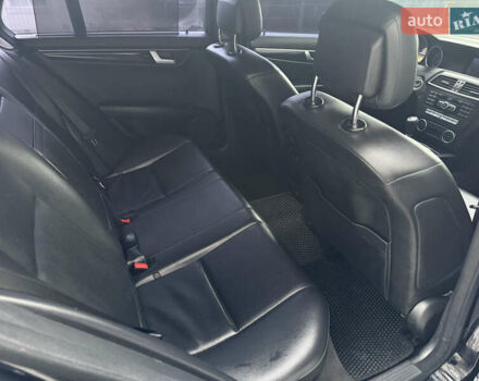 Черный Мерседес Ц-Класс, объемом двигателя 2.15 л и пробегом 261 тыс. км за 9199 $, фото 18 на Automoto.ua