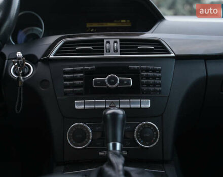 Черный Мерседес Ц-Класс, объемом двигателя 2.2 л и пробегом 357 тыс. км за 11250 $, фото 27 на Automoto.ua