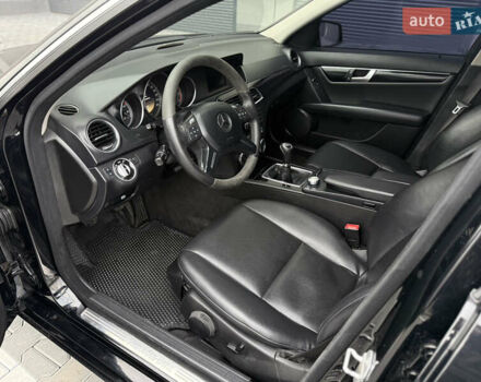 Черный Мерседес Ц-Класс, объемом двигателя 2.15 л и пробегом 261 тыс. км за 9199 $, фото 13 на Automoto.ua