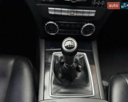 Черный Мерседес Ц-Класс, объемом двигателя 2.15 л и пробегом 261 тыс. км за 9199 $, фото 24 на Automoto.ua