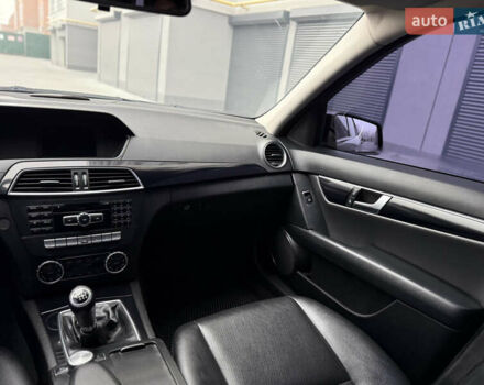 Черный Мерседес Ц-Класс, объемом двигателя 2.15 л и пробегом 261 тыс. км за 9199 $, фото 28 на Automoto.ua