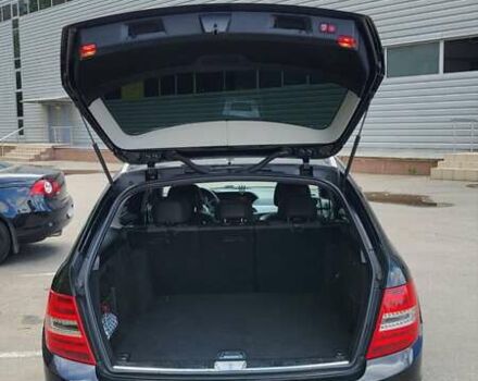 Чорний Мерседес Ц-Клас, об'ємом двигуна 2.14 л та пробігом 299 тис. км за 10700 $, фото 9 на Automoto.ua