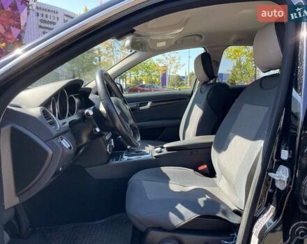 Чорний Мерседес Ц-Клас, об'ємом двигуна 2.14 л та пробігом 284 тис. км за 10990 $, фото 7 на Automoto.ua