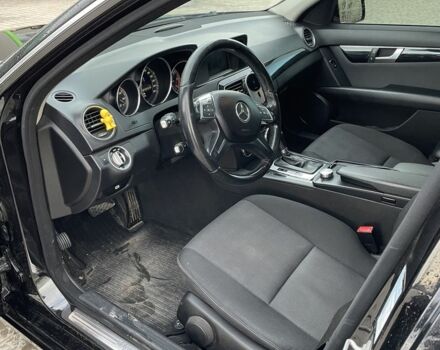 Чорний Мерседес Ц-Клас, об'ємом двигуна 2.1 л та пробігом 320 тис. км за 9500 $, фото 3 на Automoto.ua