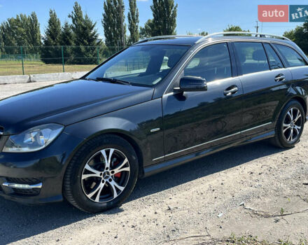 Мерседес Ц-Класс 2014 в Сумах на Automoto.ua Черный Мерседес Ц-Класс, объемом двигателя 2.14 л и пробегом 320 тыс. км за 12500 $, фото 2 на Automoto.ua