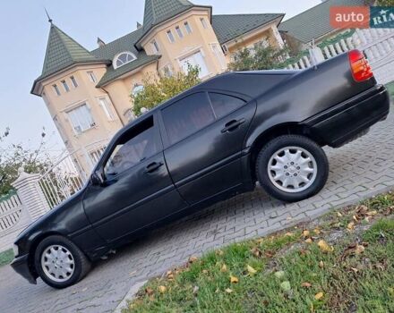 Черный Мерседес Ц-Класс, объемом двигателя 1.8 л и пробегом 293 тыс. км за 1600 $, фото 1 на Automoto.ua