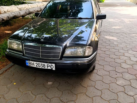 Мерседес Ц-Клас 1994 у Херсоні на Automoto.ua Чорний Мерседес Ц-Клас, об'ємом двигуна 2.2 л та пробігом 240 тис. км за 3700 $, фото 1 на Automoto.ua