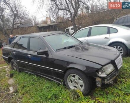 Черный Мерседес Ц-Класс, объемом двигателя 2.2 л и пробегом 240 тыс. км за 2300 $, фото 1 на Automoto.ua