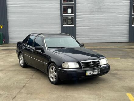 Черный Мерседес Ц-Класс, объемом двигателя 1.8 л и пробегом 185 тыс. км за 1650 $, фото 1 на Automoto.ua