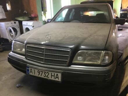 Мерседес Ц-Клас 1995 у Києві на Automoto.ua Чорний Мерседес Ц-Клас, об'ємом двигуна 1.8 л та пробігом 390 тис. км за 2700 $, фото 1 на Automoto.ua
