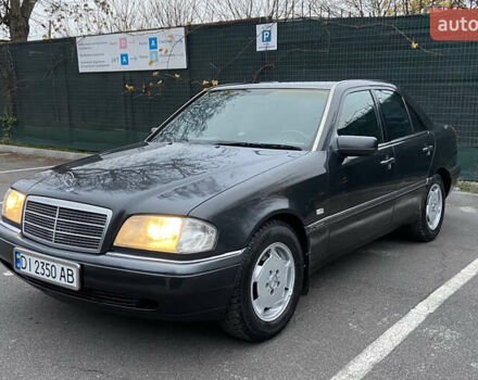 Черный Мерседес Ц-Класс, объемом двигателя 1.8 л и пробегом 430 тыс. км за 3700 $, фото 1 на Automoto.ua