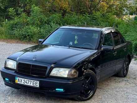 Мерседес Ц-Клас 1996 у Харкові на Automoto.ua Чорний Мерседес Ц-Клас, об'ємом двигуна 1.8 л та пробігом 300 тис. км за 1650 $, фото 1 на Automoto.ua