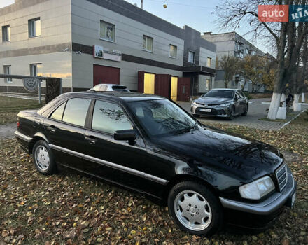 Черный Мерседес Ц-Класс, объемом двигателя 1.8 л и пробегом 482 тыс. км за 3250 $, фото 1 на Automoto.ua