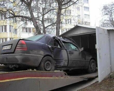 Чорний Мерседес Ц-Клас, об'ємом двигуна 1.8 л та пробігом 112 тис. км за 1020 $, фото 1 на Automoto.ua