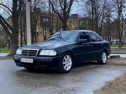 Мерседес Ц-Класс 1997 в Харькове на Automoto.ua Черный Мерседес Ц-Класс, объемом двигателя 1.8 л и пробегом 250 тыс. км за 3900 $, фото 1 на Automoto.ua