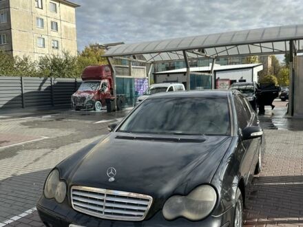 Черный Мерседес Ц-Класс, объемом двигателя 2 л и пробегом 300 тыс. км за 2950 $, фото 1 на Automoto.ua