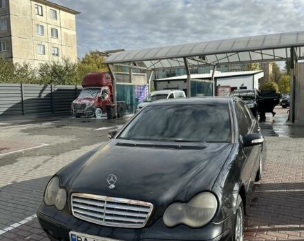 Черный Мерседес Ц-Класс, объемом двигателя 2 л и пробегом 300 тыс. км за 2950 $, фото 1 на Automoto.ua