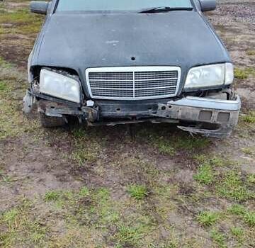 Черный Мерседес Ц-Класс, объемом двигателя 1.8 л и пробегом 330 тыс. км за 800 $, фото 1 на Automoto.ua