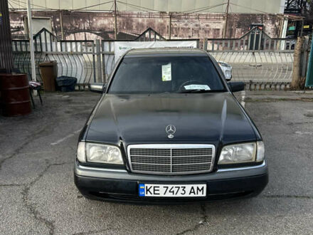 Черный Мерседес Ц-Класс, объемом двигателя 2 л и пробегом 337 тыс. км за 2999 $, фото 1 на Automoto.ua