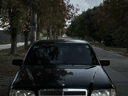 Черный Мерседес Ц-Класс, объемом двигателя 1.8 л и пробегом 286 тыс. км за 3800 $, фото 1 на Automoto.ua