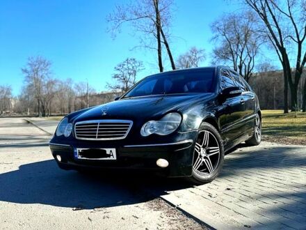 Черный Мерседес Ц-Класс, объемом двигателя 2 л и пробегом 475 тыс. км за 4699 $, фото 1 на Automoto.ua