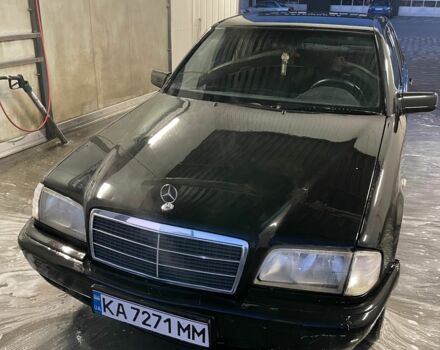 Черный Мерседес Ц-Класс, объемом двигателя 1.8 л и пробегом 300 тыс. км за 2238 $, фото 1 на Automoto.ua