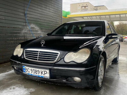 Черный Мерседес Ц-Класс, объемом двигателя 2 л и пробегом 300 тыс. км за 3500 $, фото 1 на Automoto.ua