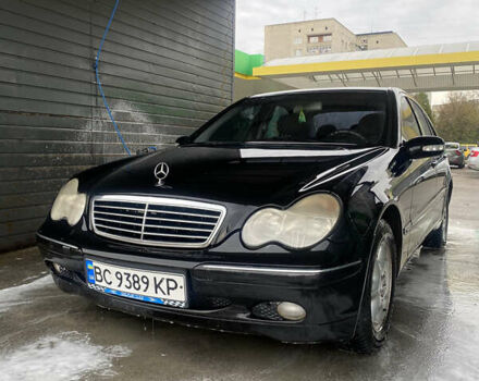 Черный Мерседес Ц-Класс, объемом двигателя 2 л и пробегом 300 тыс. км за 3500 $, фото 1 на Automoto.ua