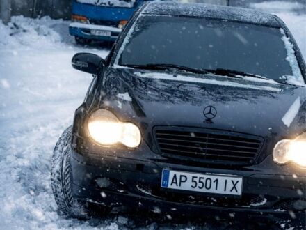 Чорний Мерседес Ц-Клас, об'ємом двигуна 2 л та пробігом 395 тис. км за 4000 $, фото 1 на Automoto.ua