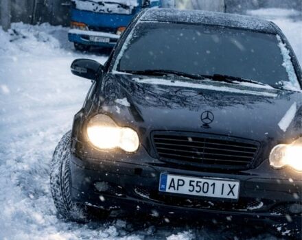 Черный Мерседес Ц-Класс, объемом двигателя 2 л и пробегом 395 тыс. км за 4000 $, фото 1 на Automoto.ua