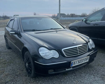 Черный Мерседес Ц-Класс, объемом двигателя 2 л и пробегом 420 тыс. км за 3700 $, фото 1 на Automoto.ua