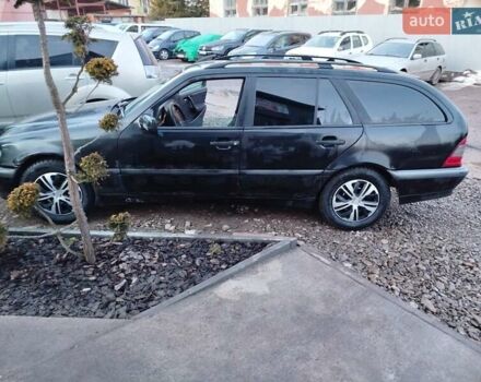 Черный Мерседес Ц-Класс, объемом двигателя 2.1 л и пробегом 395 тыс. км за 3200 $, фото 1 на Automoto.ua